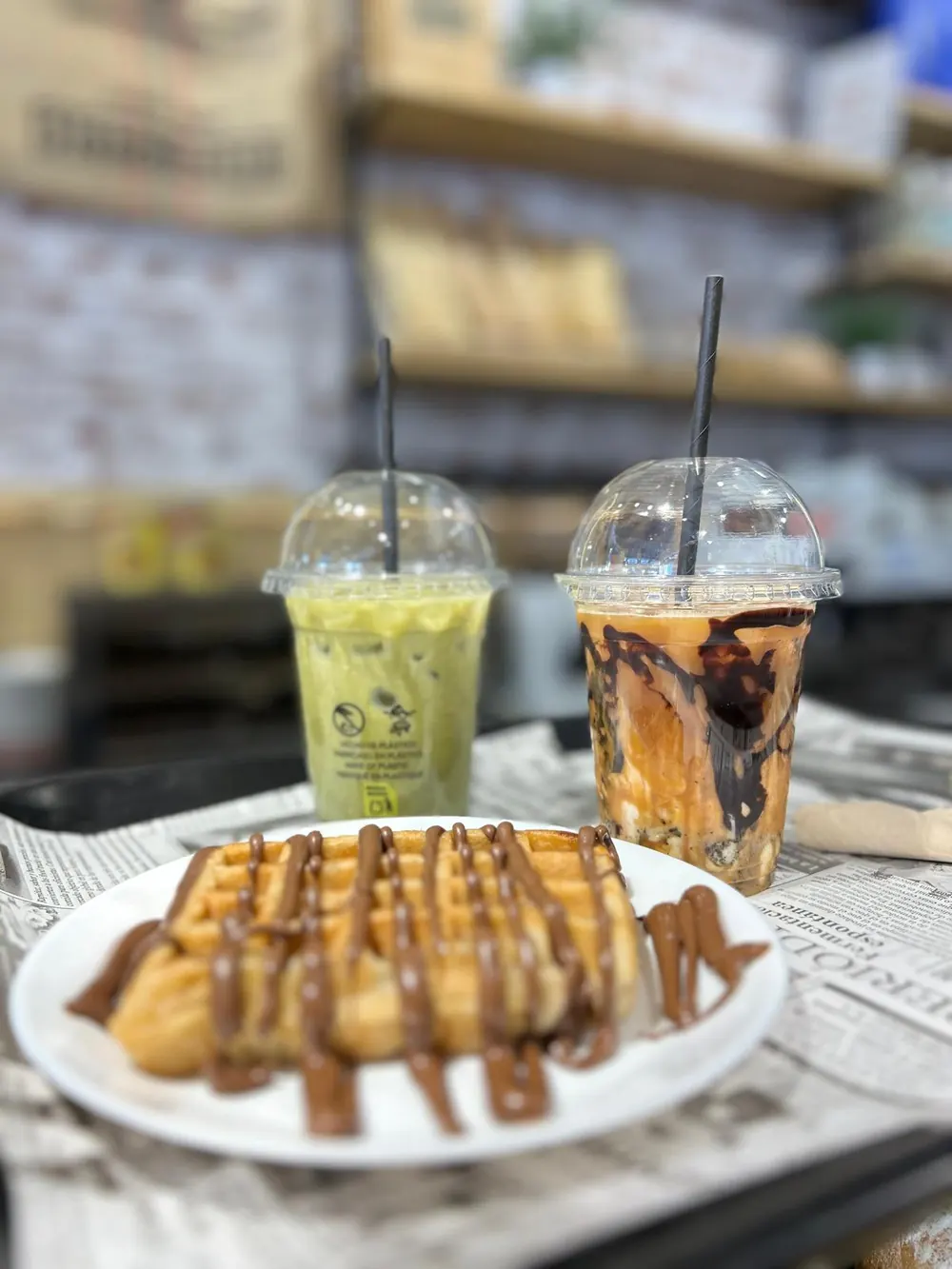 Tortitas con sirope de chocolate y dos bebidas frías