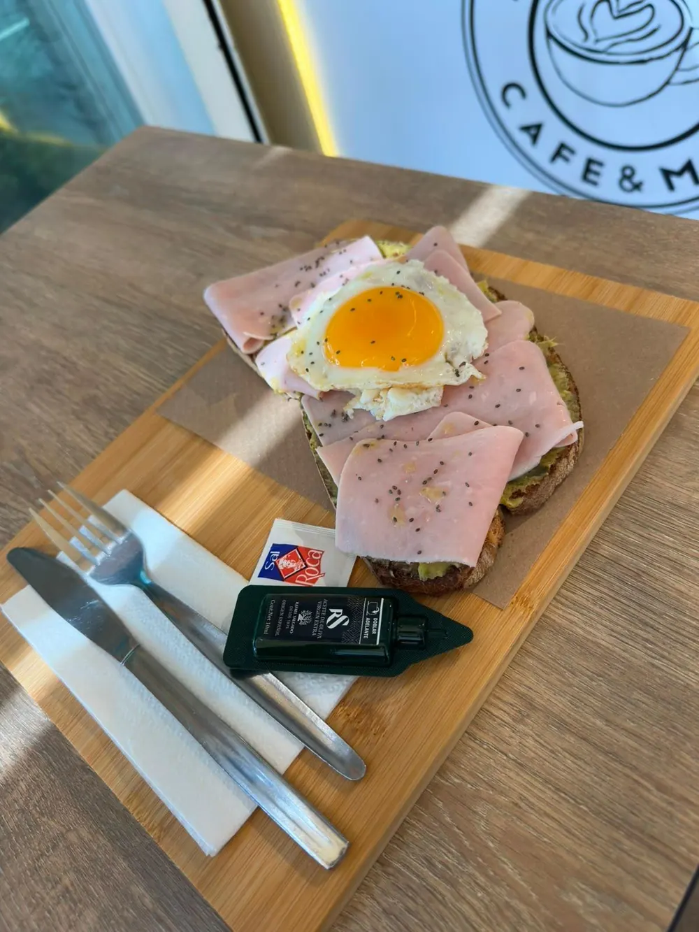 Tostada de aguacate con jamón y huevo frito