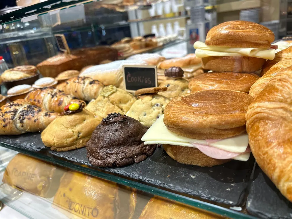 Bocadillos, panes y galletas expuestos en la vitrina